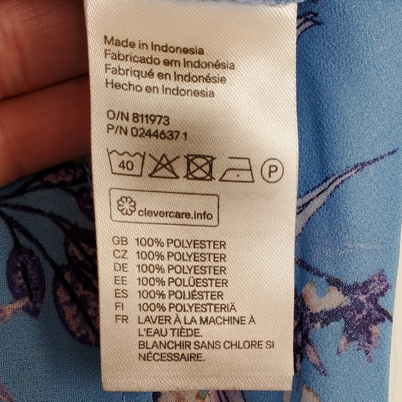 EUC Sleeveless Floral Button-down - Picture 10 of 10